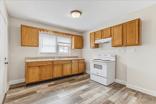 1st image of 2033 W Grand Ave