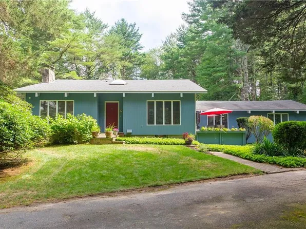 1425 Diplomat Dr, East Greenwich, RI 02818