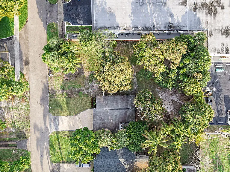 474 Enfield St — Photo 36