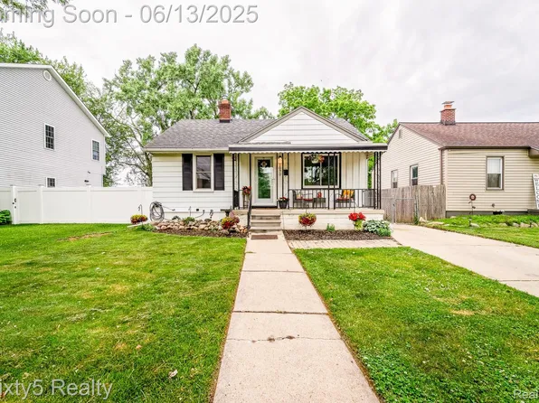 1070 Cora St, Wyandotte, MI 48192