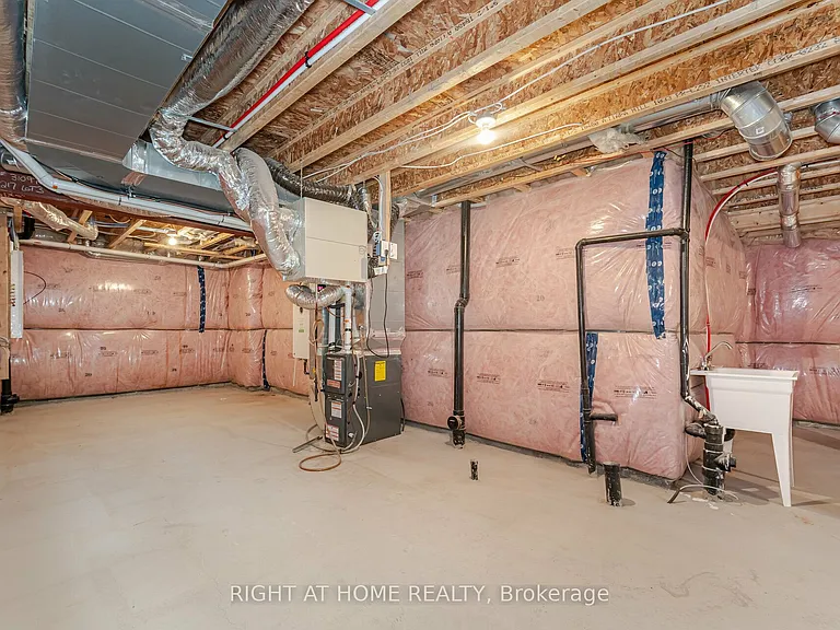 908 Sumac Cres — Photo 42