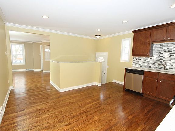 5th image of 16356 Greenwood Ave