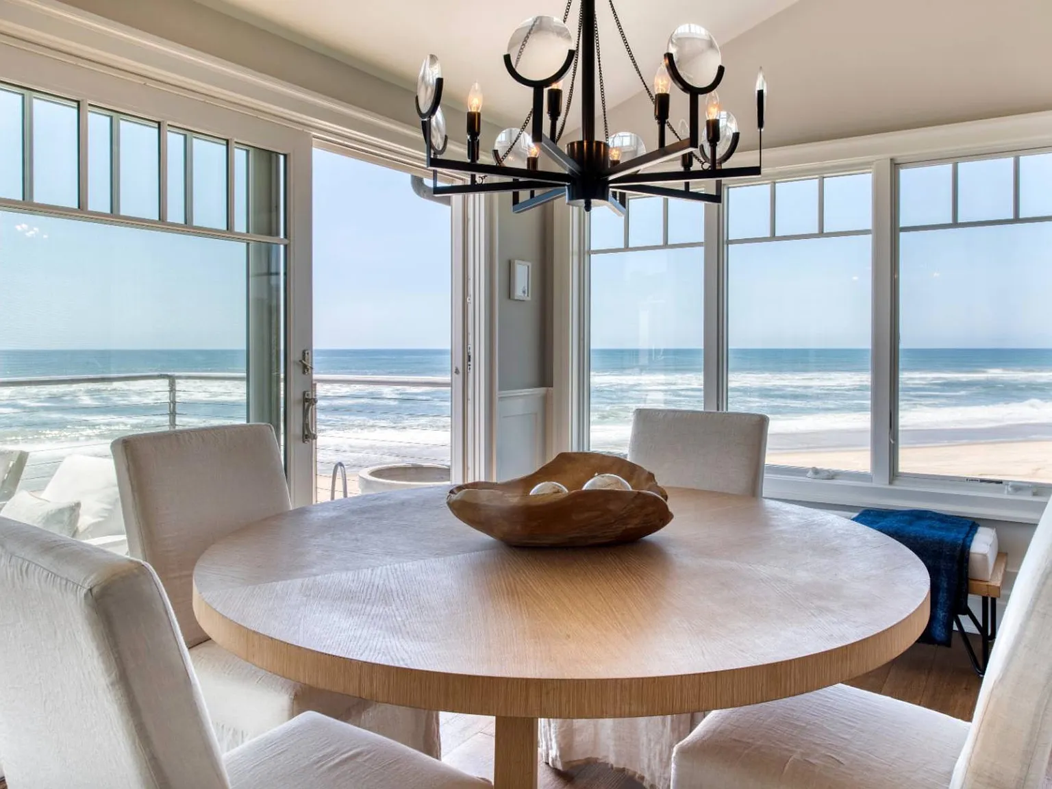 Gurney's Oceanfront - Luxury Four Bedroom Unit — Photo 3