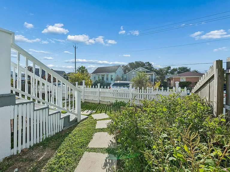 1322 Avenue L #4 — Photo 3