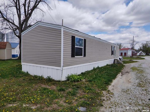 124 E Adams St SE, Clay City, IL 62824