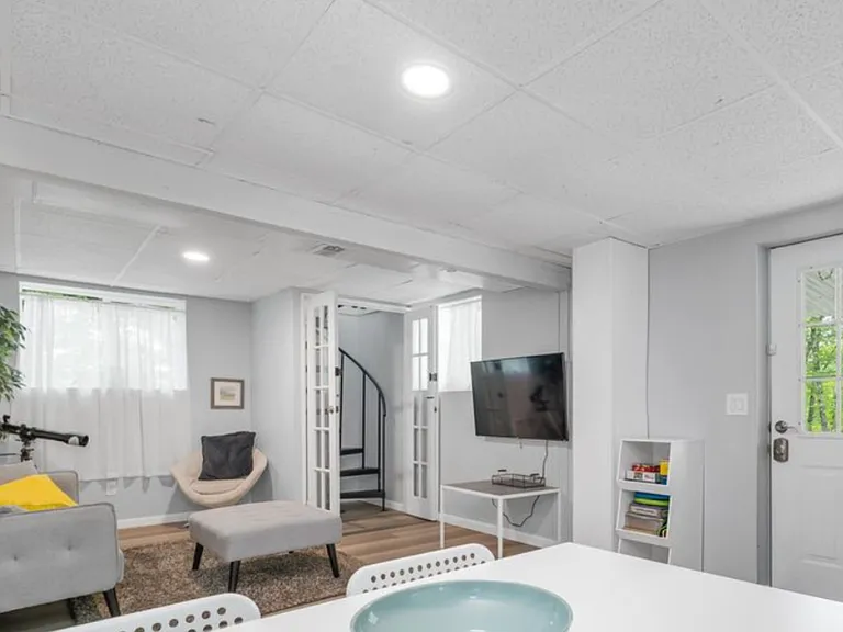 8 Little Shore Dr — Photo 2