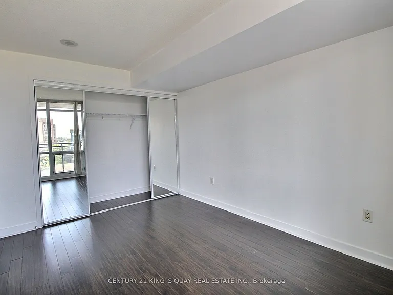 15 Fort York Blvd #711 — Photo 8