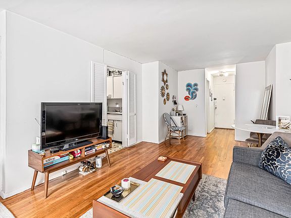 3rd image of 25 W 13th St APT 5RN