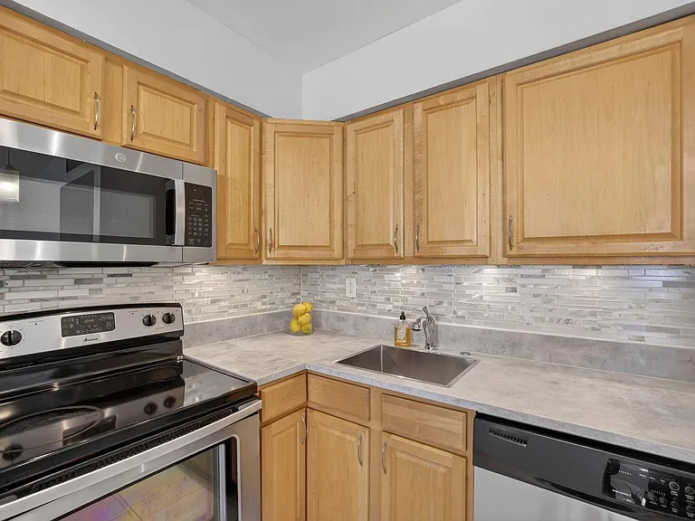 4051 NE 13th Ave #77 — Photo 2
