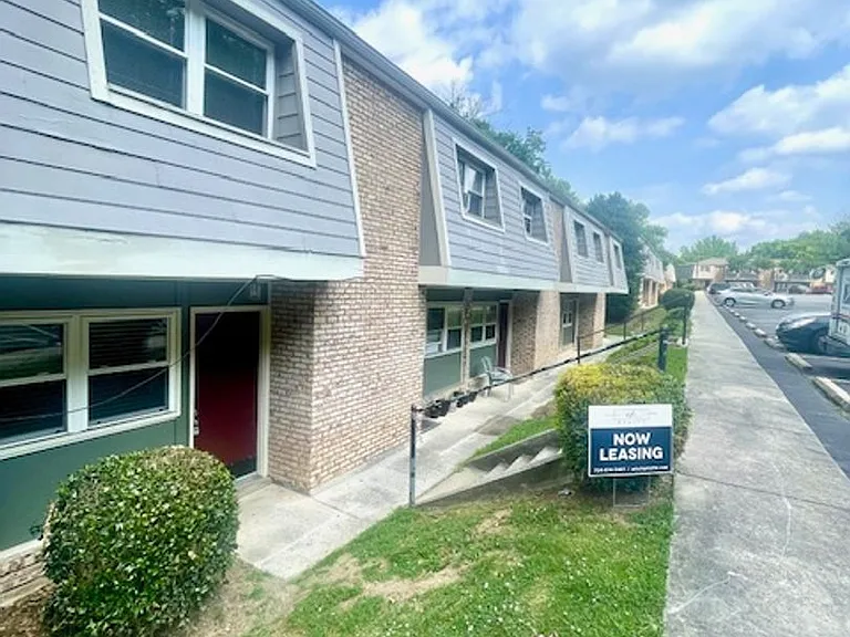 Beautiful Chesney Woods Townhomes — Photo 38