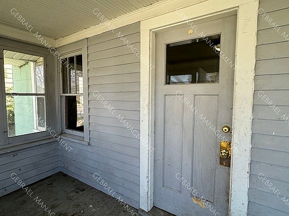 4th image of 921 Ames St