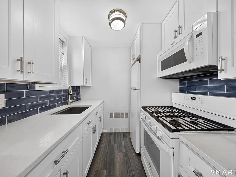 140 Grove St #2H — Photo 7