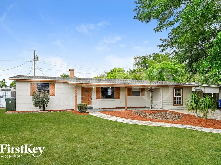 904 Alaska Dr — Photo 2