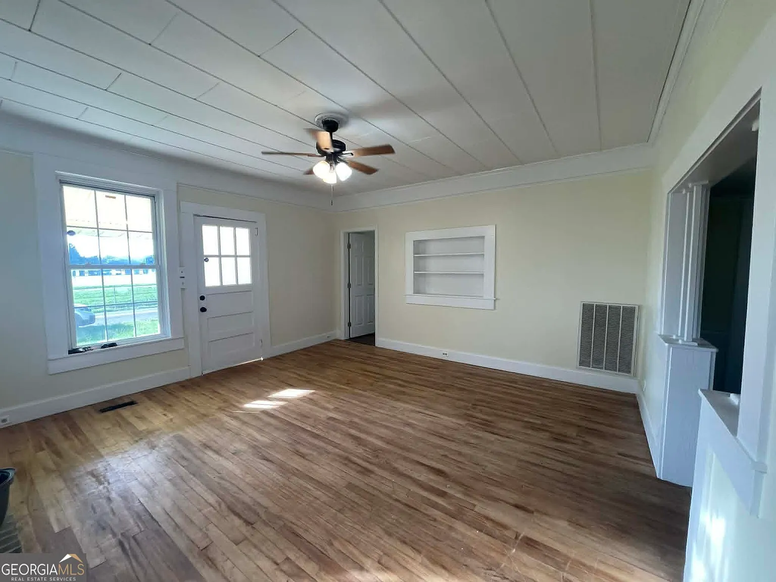 3 bed, 1.0 bath, 1581 sqft, $1,375 — Photo 4