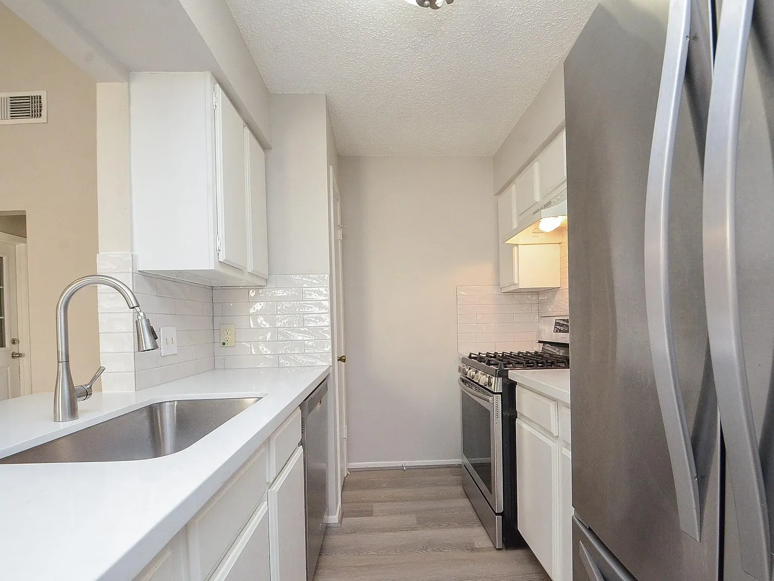 3 bed, 2.0 bath, 1200 sqft, $1,890 — Photo 2