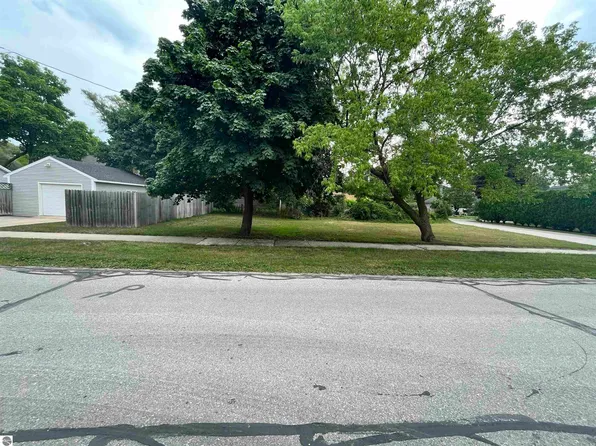 513 Grant St, Traverse City, MI 49686