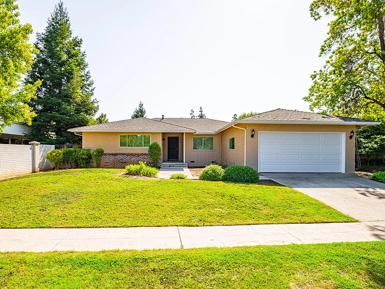 6702 N West Ave — Photo 1