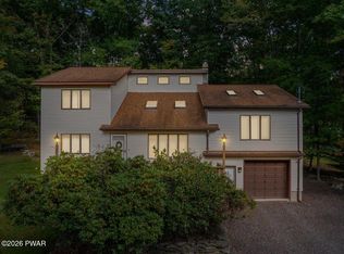 33 Berry Ln, Lakeville, PA 18438