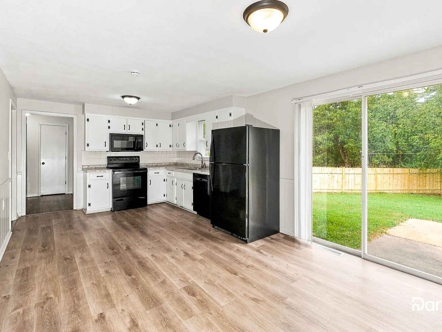 3 bed, 2.0 bath, 1100 sqft, $1,800 — Photo 4