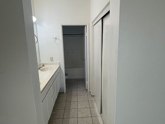 5th image of 2070 Warwick St