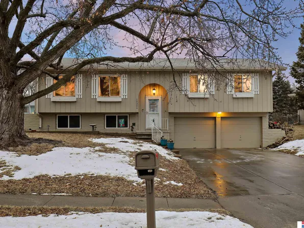 10305 P St, Omaha, NE 68127