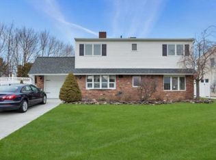 41 Friendly Rd, Hicksville, NY 11801