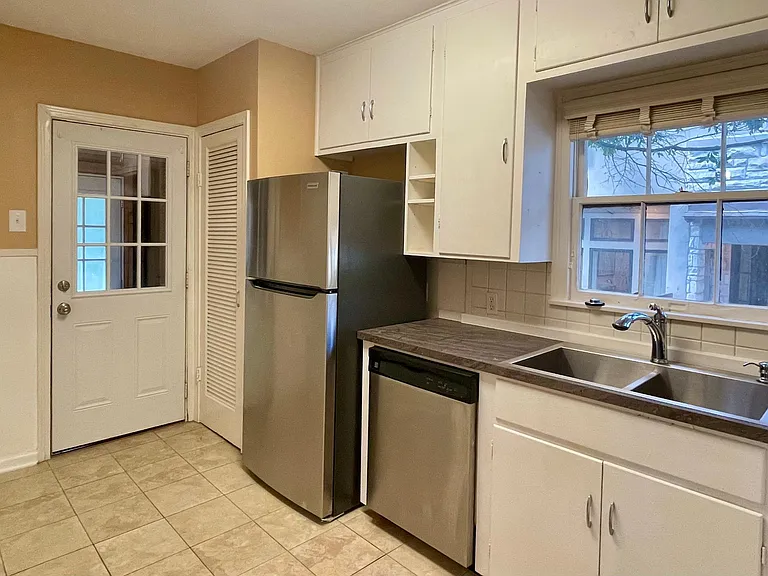 2420 Hartford Rd — Photo 6
