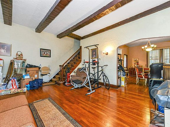 5th image of 215-34 Murdock Ave