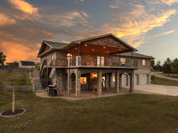 512 4th Ave SW, Surrey, ND 58785