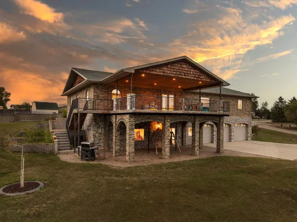 512 4th Ave SW, Surrey, ND 58785