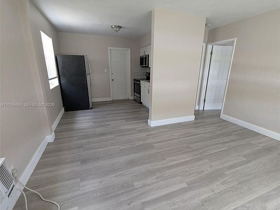 4th image of 2300 Douglas St #1