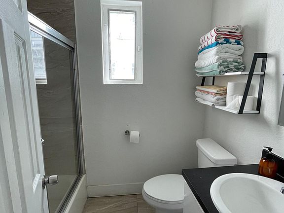 4th image of 3900 Garden Ave #7