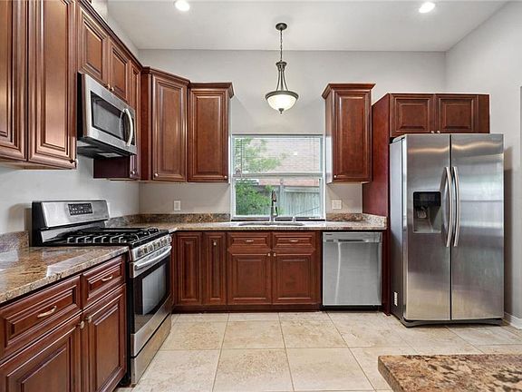 5th image of 974 Valerie Dr
