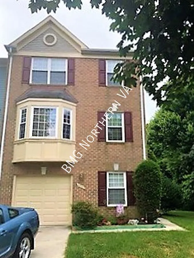 Exquisite 3 Bedroom 2/2 Bath Brick End Row Townhome In Kingstonwne — Photo 2