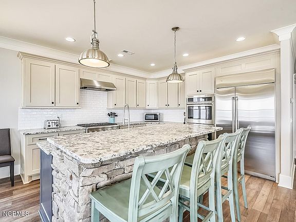 3rd image of 2911 E Beach Dr