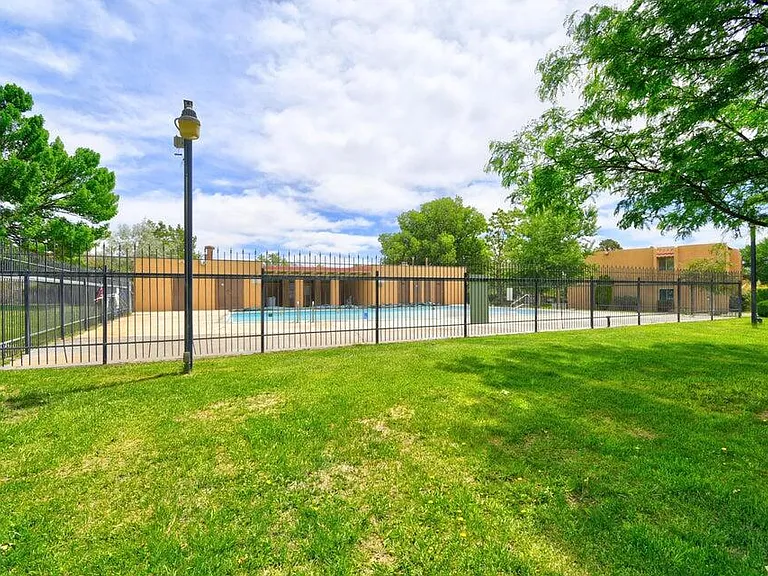 931 Country Club Dr SE #J — Photo 14
