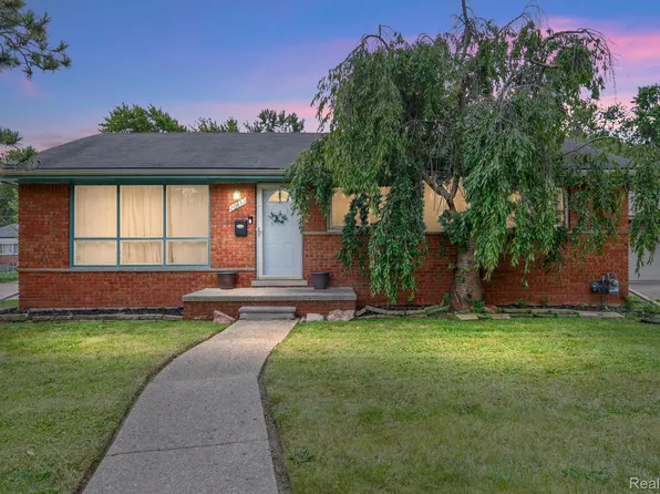 20432 Hunt Club Dr, Harper Woods, MI 48225