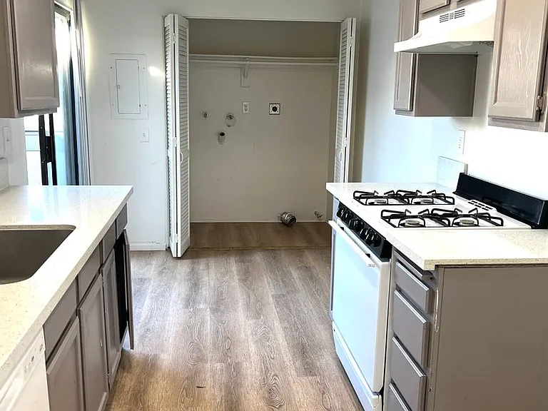 7921 Moonshadow Cir — Photo 5