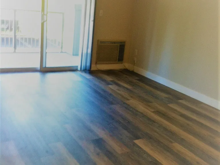 3x2 / 1240 sf - Living room