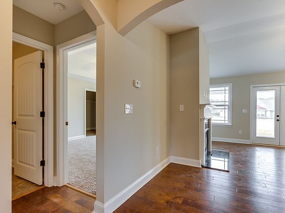 5th image of 300 Hawk Valley Dr