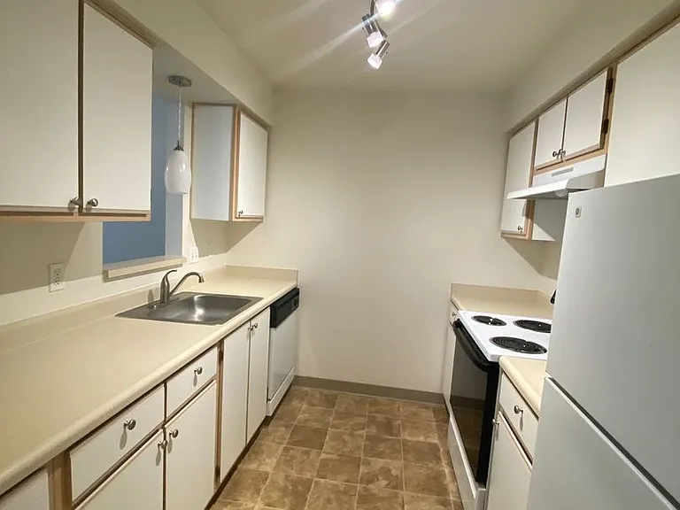 Sunrise Pointe Apartments — Photo 28