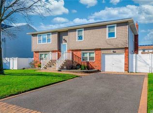 40 Surf Rd, Lindenhurst, NY 11757