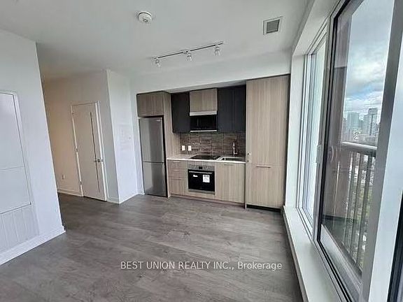 3rd image of 10 Oak St #2510
