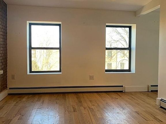 3rd image of 825 Putnam Ave #4