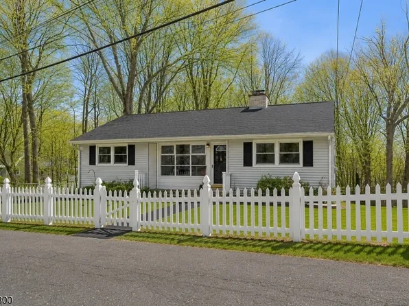 3 Castle Rock Rd, Lake Hopatcong, NJ 07849