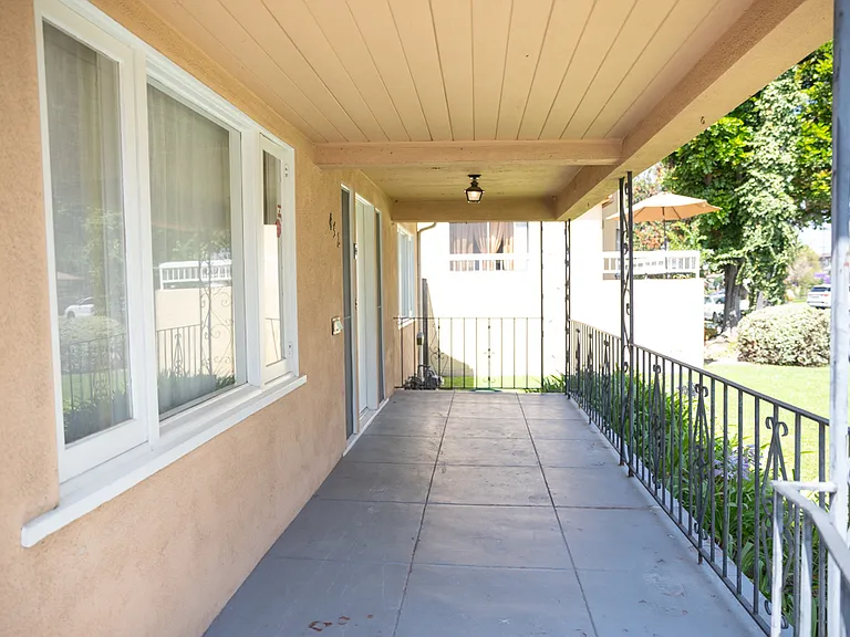 452 W Wilson Ave — Photo 2