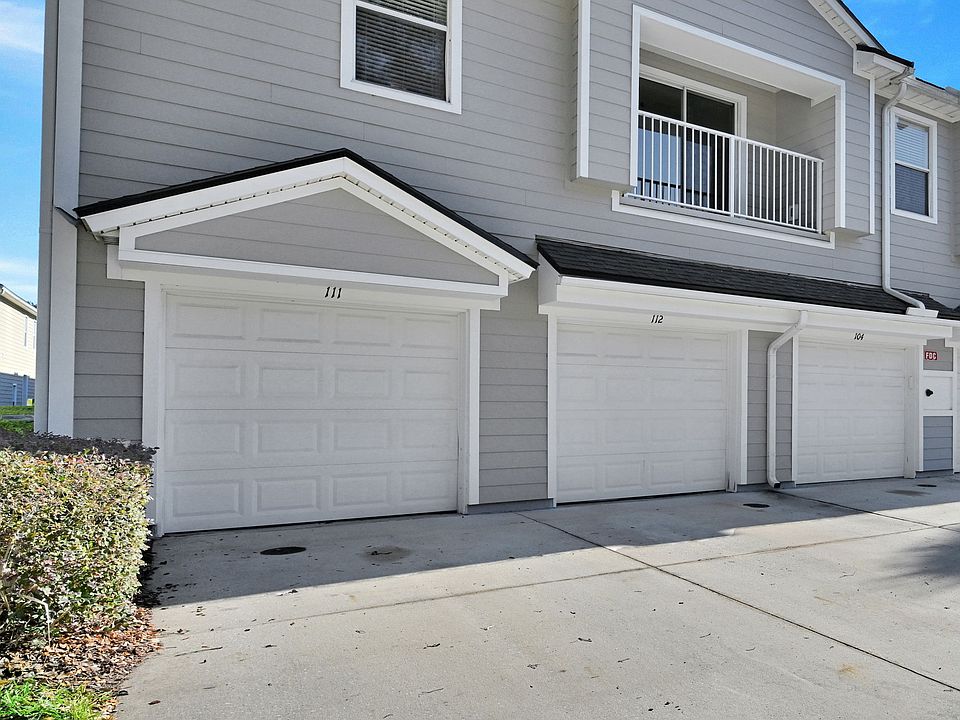 End unit garage and balcony