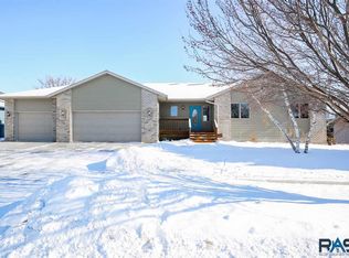 806 Birdie Dr, Dell Rapids, SD 57022