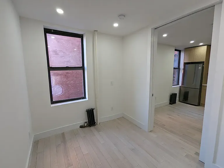 400 E 11th St #3 — Photo 3