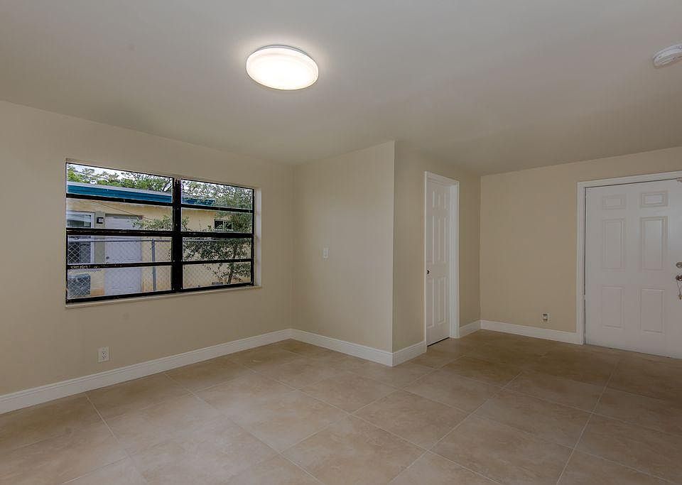 1st image of 1205 NE 5th Ave #2